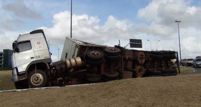 Carreta  tomba em viaduto na entrada de Aracaju